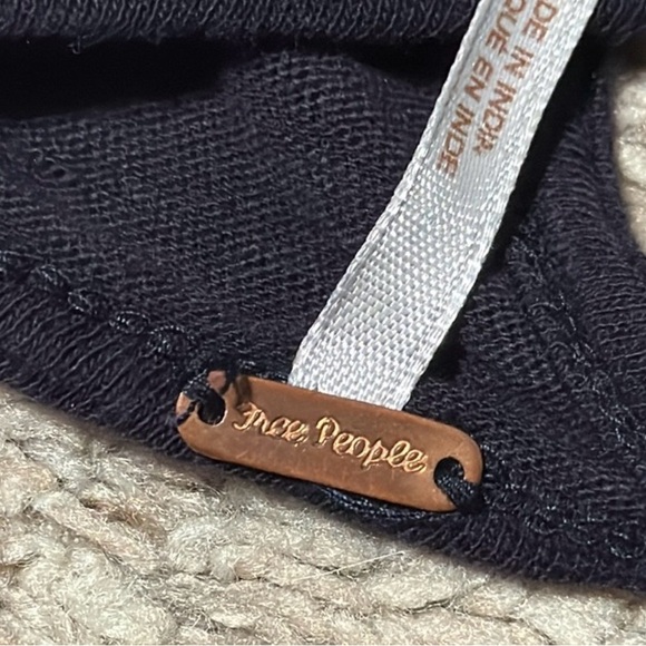 FREE PEOPLE Navy Fast Times Floral Embroidered Cotton Cold Shoulder Top size XS - Picture 4 of 4